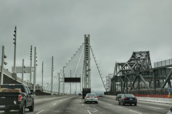 San Francisco Bay Bridge met auto