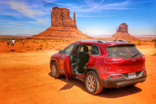 Scenic Drive Monument Valley met Jeep