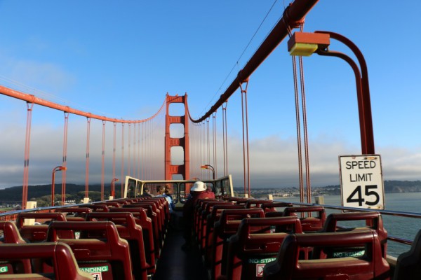 Over de Golden Gate Bridge rijden