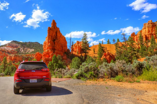 Met de auto langs de Red Canyon