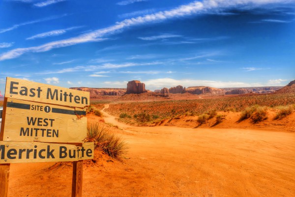 Monument Valley scenic drive East Mitten