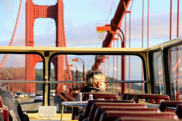 Over de Golden Gate Bridge rijden