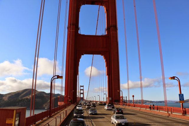 Over de Golden Gate Bridge rijden